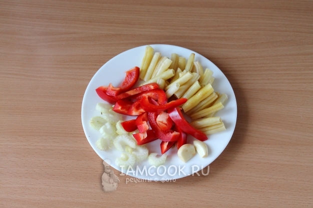 Порезать фасоль, перец и чеснок