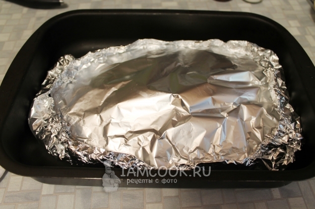 Завернуть рыбу в фольгу