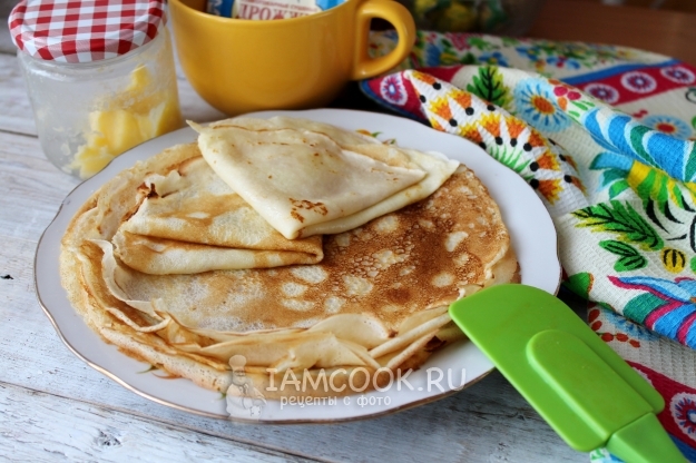 Готовые тонкие блины с дырочками на дрожжах