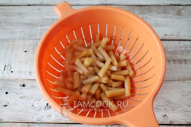 Откинуть фасоль на дуршлаг