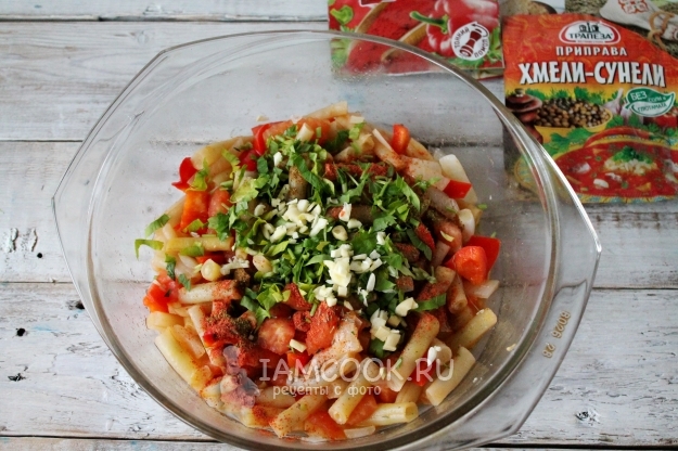 Положить зелень и чеснок