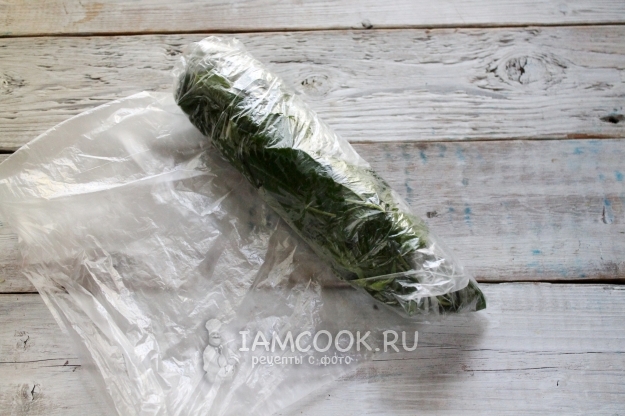 Завернуть листья в пакет