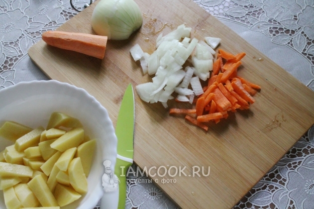 Порезать лук и морковь