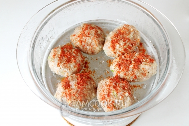 Посыпать паприкой