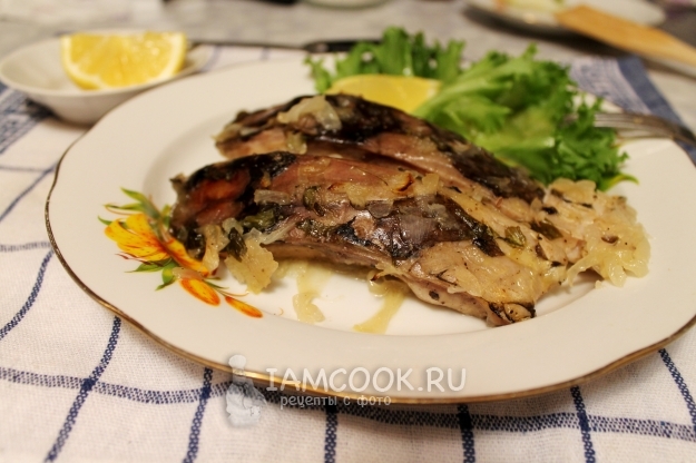 Готовый карп в лимонно-луковом маринаде, запеченный в духовке