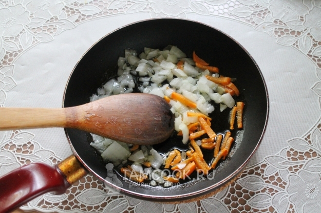 Обжарить лук с морковью