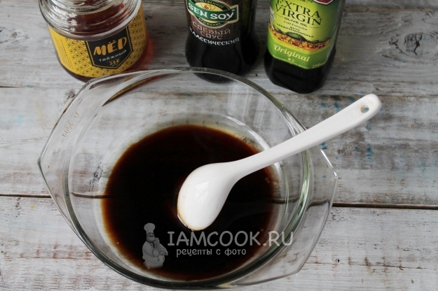 Соединить масло и соевый соус