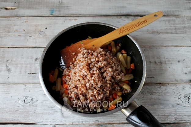 Положить гречку