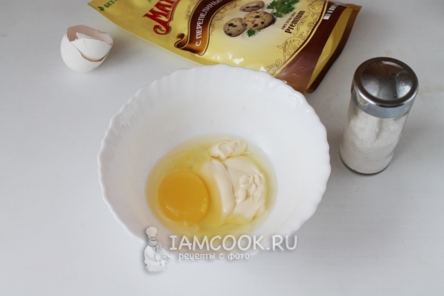 Соединить майонез и яйцо