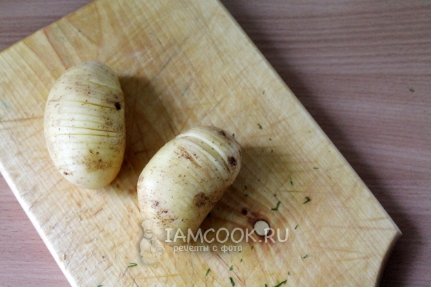 Сделать на картофеле надрезы