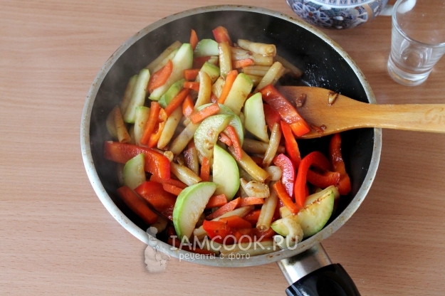 Обжарить овощи