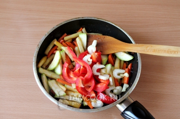 Положить перец, чеснок и сельдерей