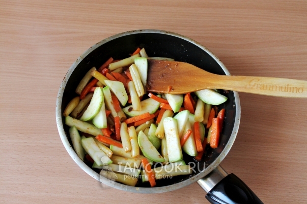 Положить кабачки