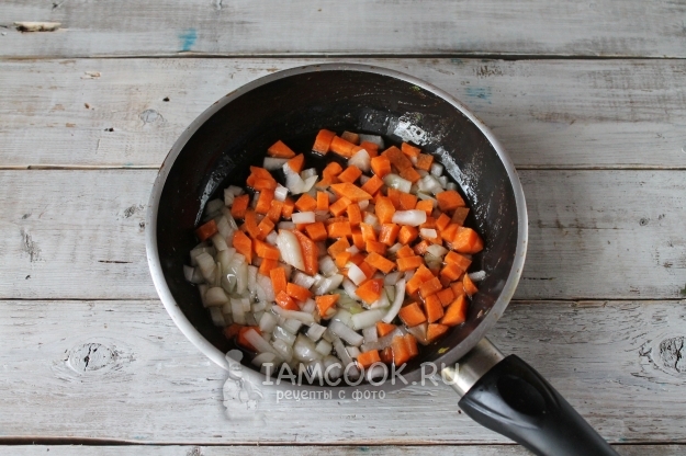 Обжарить лук и морковь
