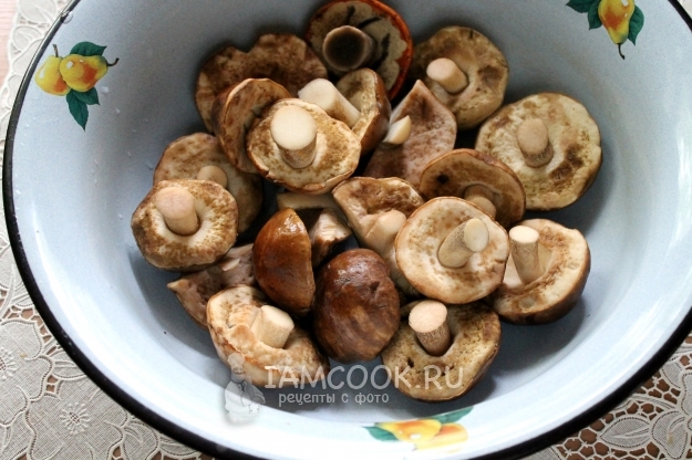 Помыть грибы