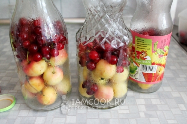 Положить в банки ранетки и вишню