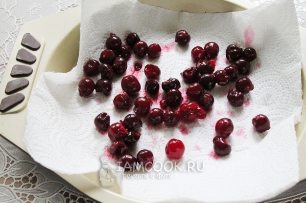 Положить вишню на бумажное полотенце