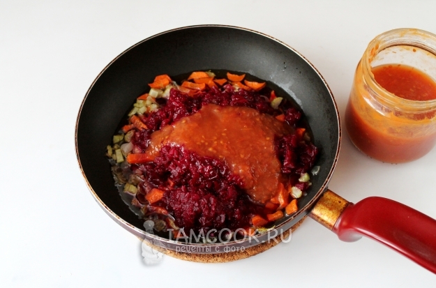 Добавить кетчуп и свеклу