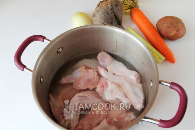 Положить куриные крылышки в воду