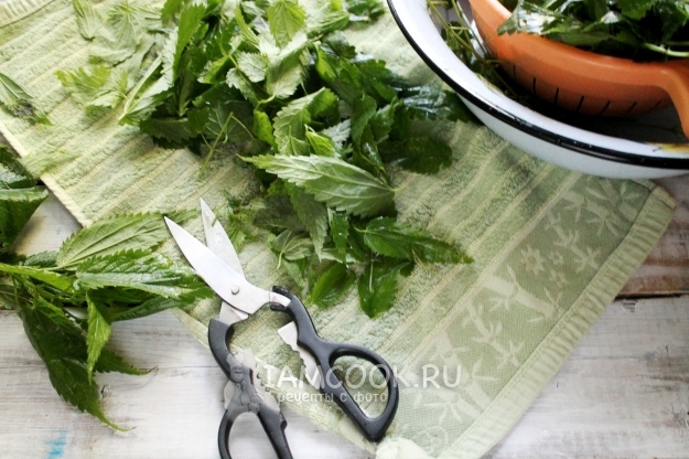 Срезать листочки крапивы