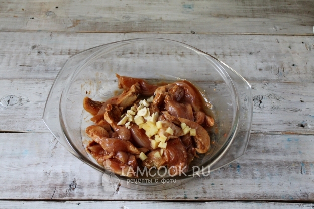 Обжарить мясо с чесноком и имбирем