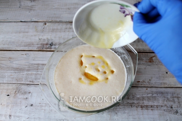 Влить масло в тесто