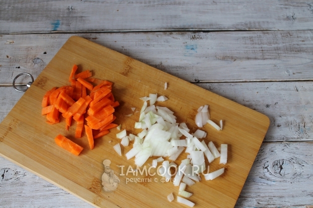 Порезать лук и морковь