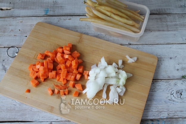 Порезать лук и морковь