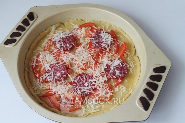 Положить на тесто начинку