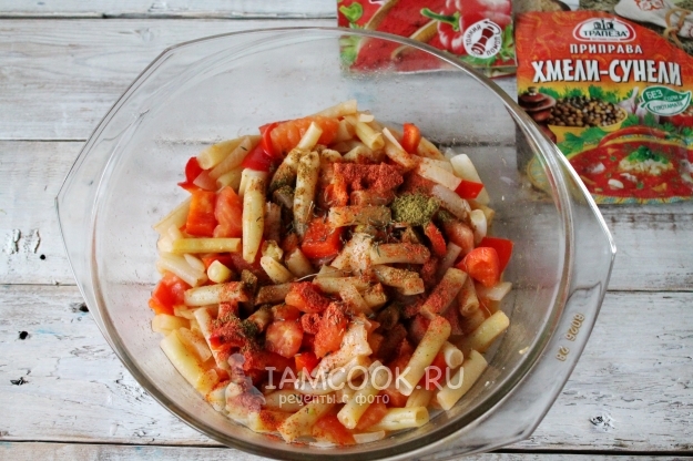 Всыпать соль и специи