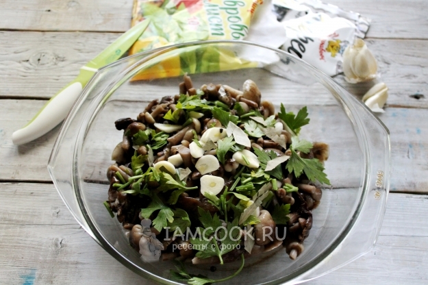 Добавить укроп и чеснок