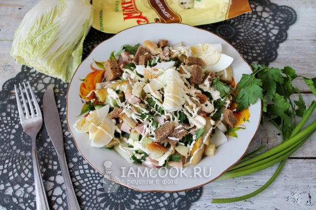 Фото салата «Цезарь» с копченой курицей и маринованными грибами