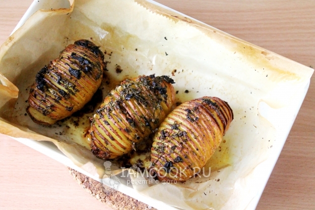 Готовая картошка-гармошка с чесноком и укропом в духовке
