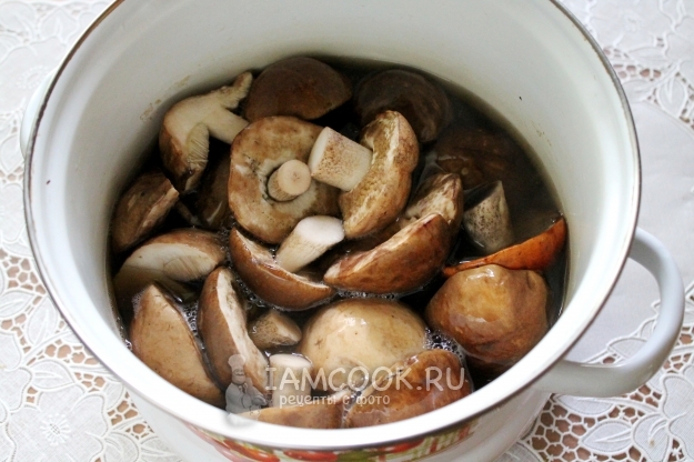 Положить грибы в воду