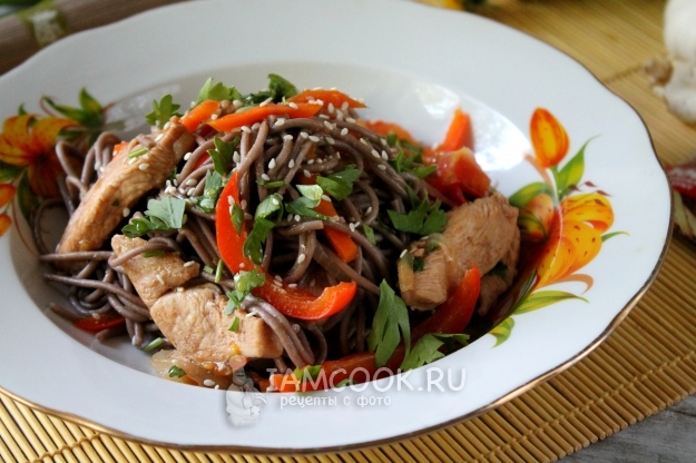 Фото гречневой лапши с курицей и овощами