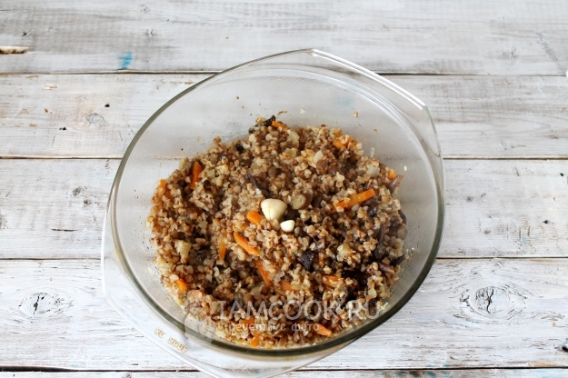 Готовый постный плов из гречки с опятами