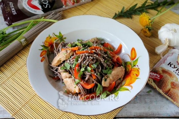 Рецепт гречневой лапши с курицей и овощами