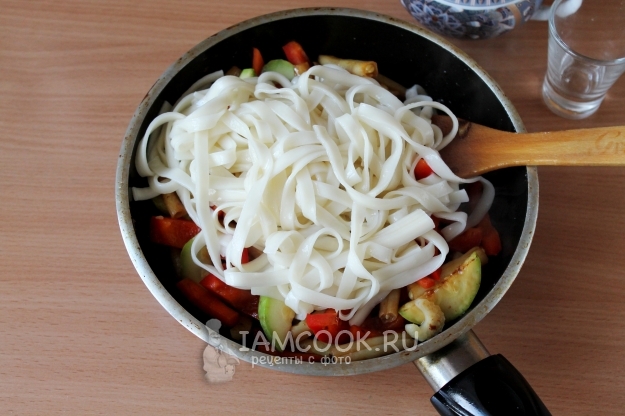 Положить лапшу к овощам