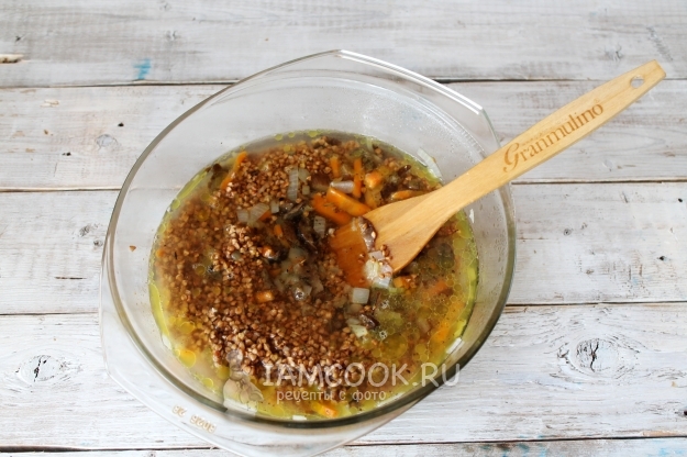 Добавить гречку и воду