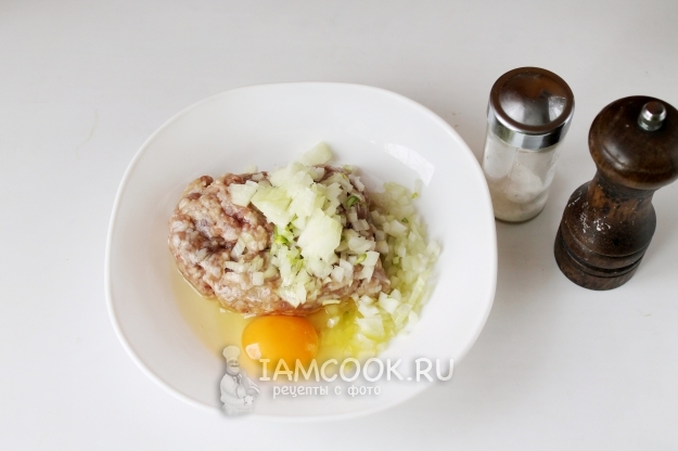 Соединить фарш, лук и яйцо