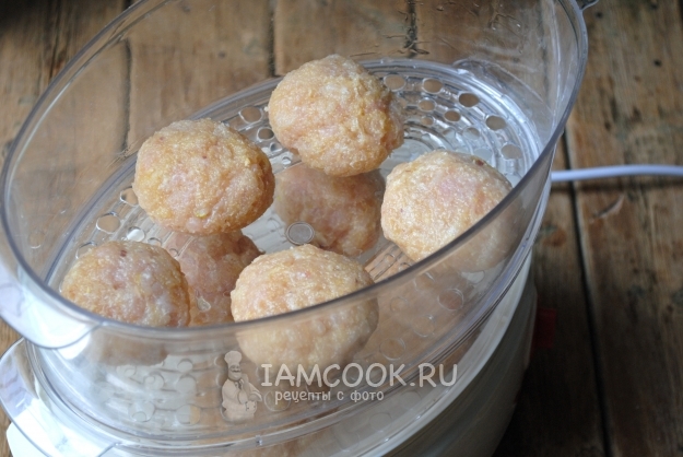 Положить шарики из фарша в пароварку