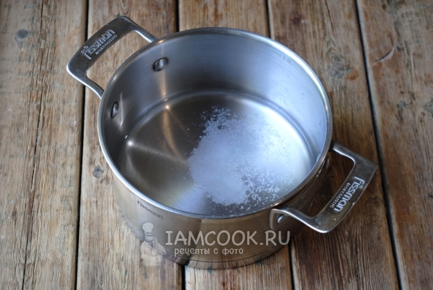 Всыпать в воду соль и сахар