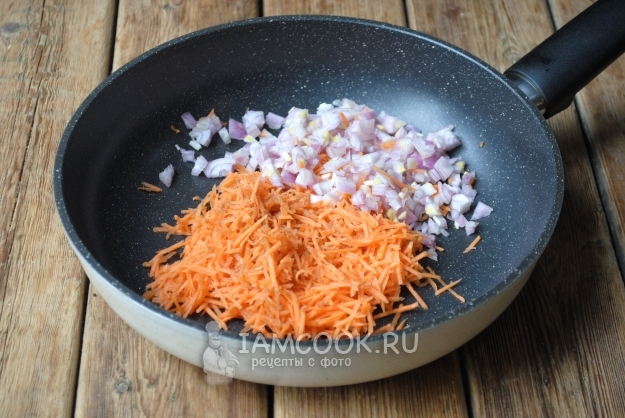 Положить на сковороду лук и морковь