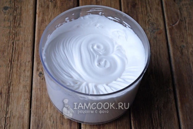 Взбитые белки с сиропом