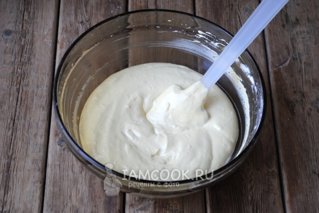 Всыпать муку и размешать тесто