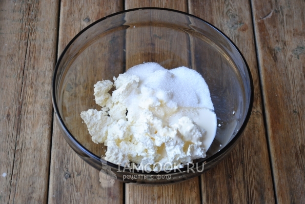 Соединить творог, сметану и сахар