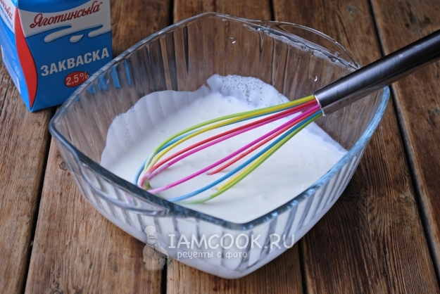 Взбить закваску венчиком