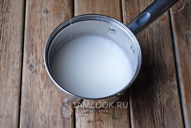 Всыпать в воду сахар