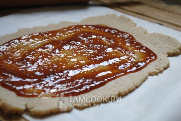 Смазать тесто вареньем