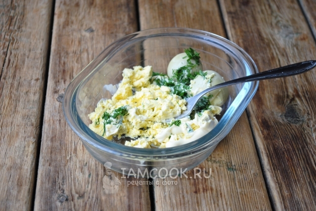 Размять вилкой желтки